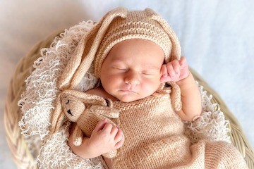 Baby schläft mit Kuscheltier