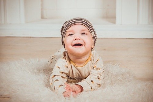 Glückliches Baby lacht